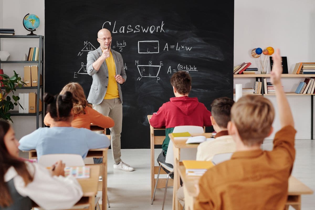 Profesor particular dando clase