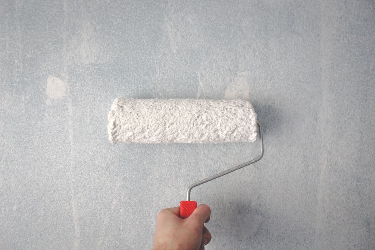 Pintor profesional pintando pared interior