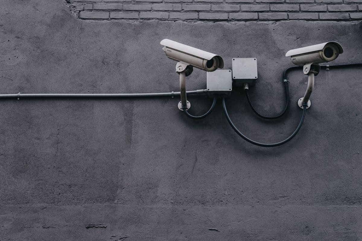 Técnico instalando una cámara de seguridad en Uruguay