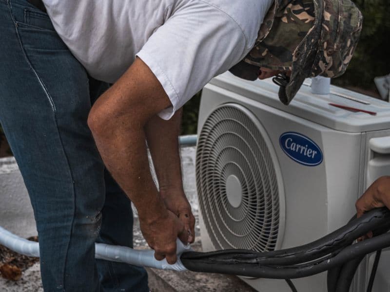 Instalador profesional montando aire acondicionado