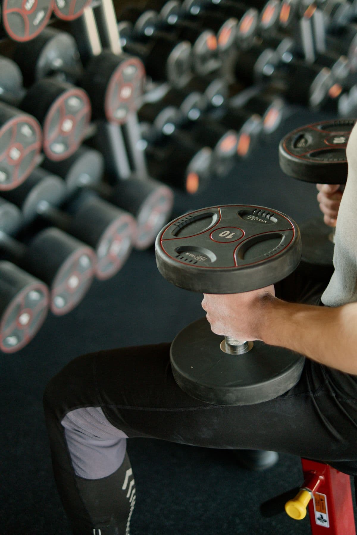 Personal trainer entrenando a un cliente en Uruguay