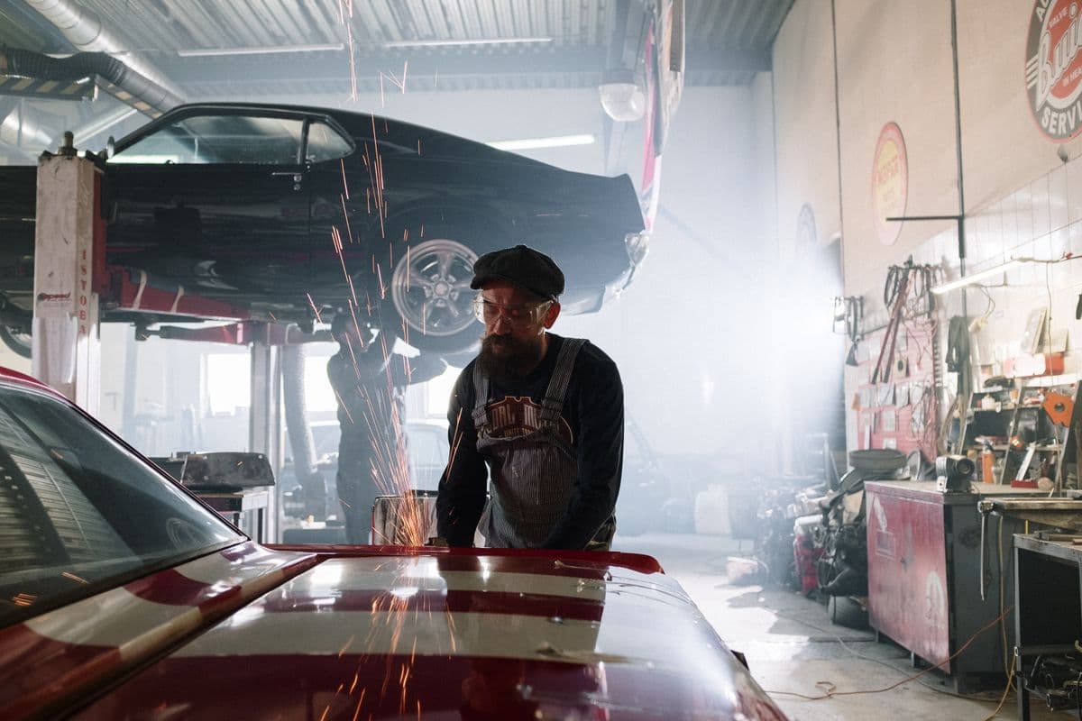 Mecánico automotor reparando un vehículo en un taller en Uruguay