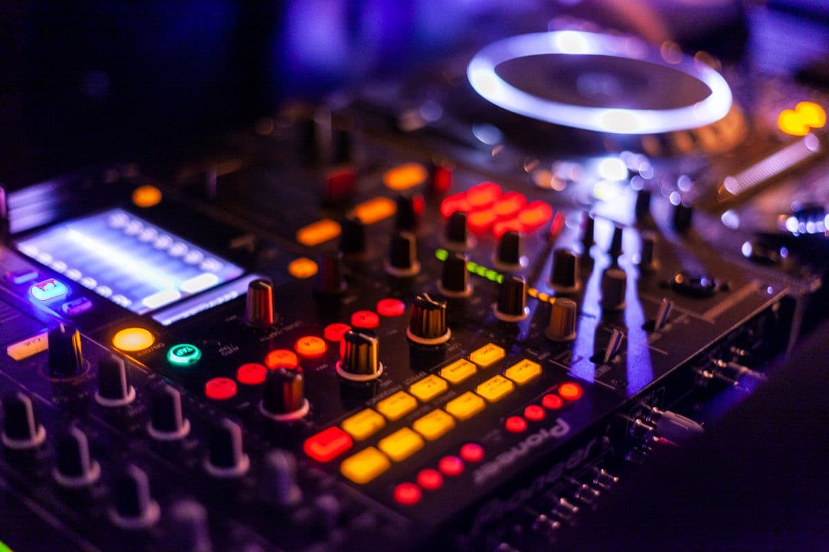 DJ animando una fiesta con equipos de sonido e iluminación en Uruguay