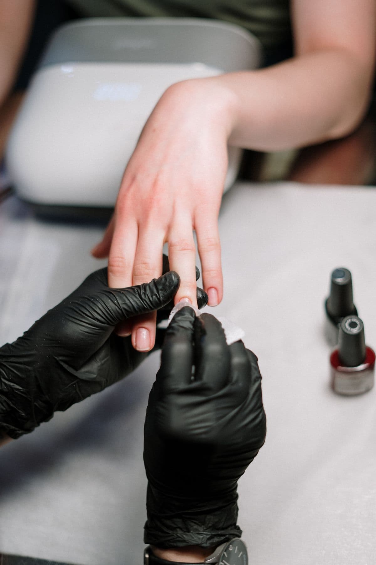 Manicurista profesional trabajando en uñas