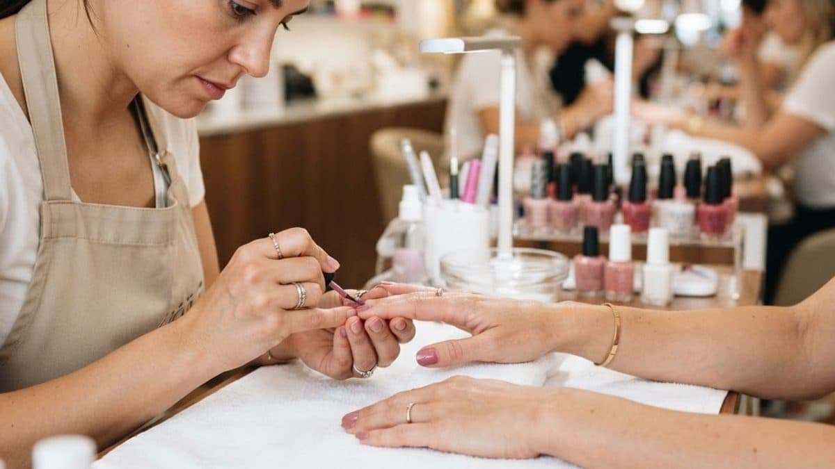 Manicurista realizando un esmaltado semipermanente en Uruguay