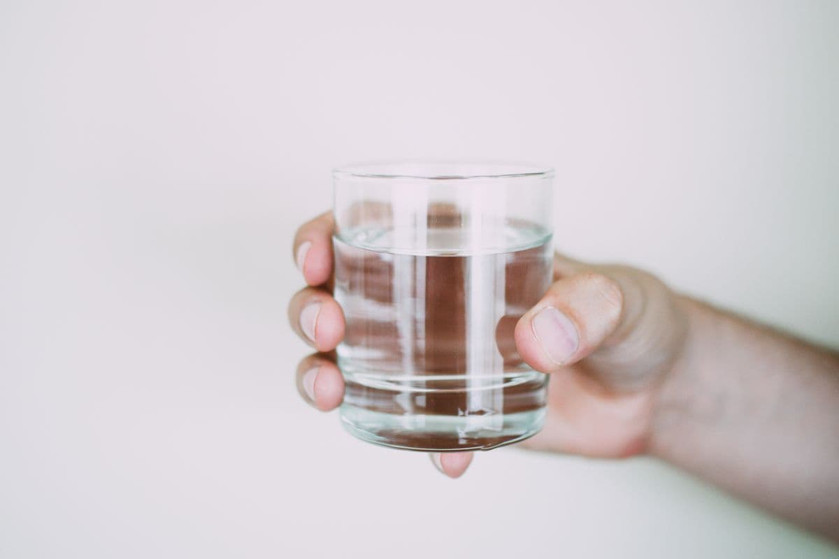 Repartidor entregando bidones de agua a domicilio en Uruguay