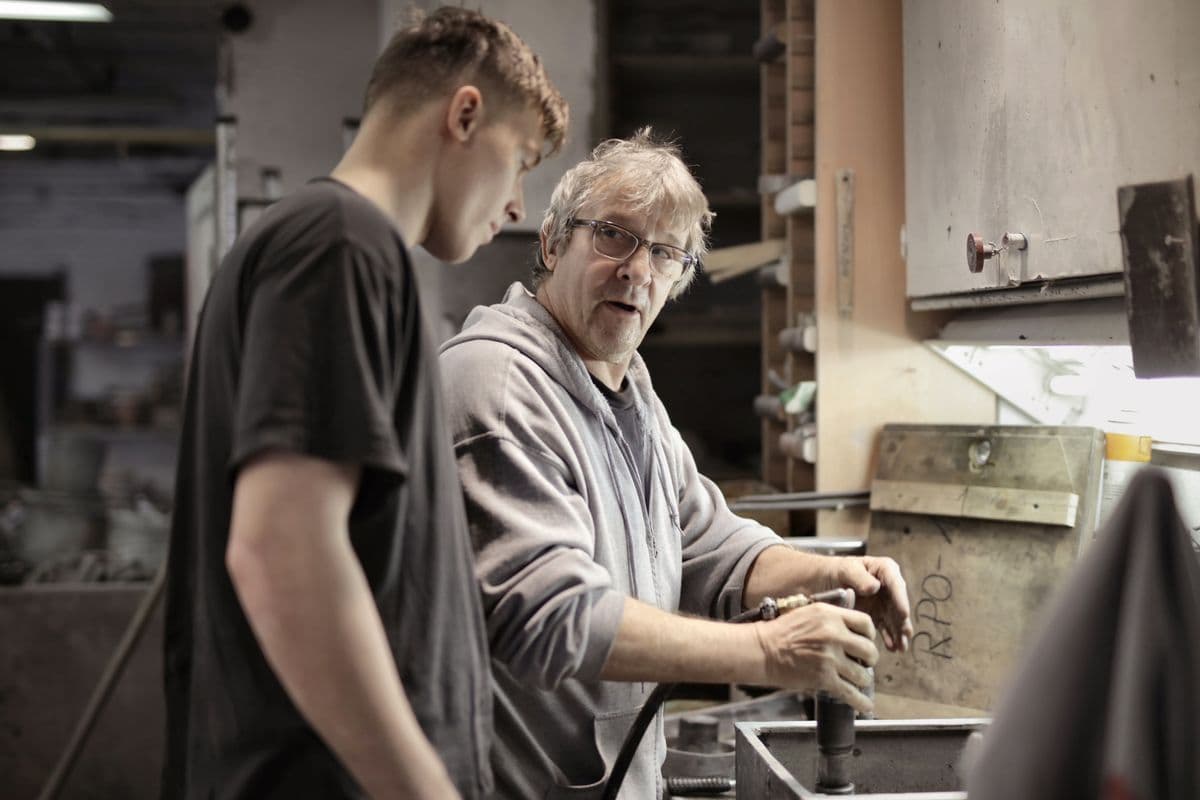 Herrero trabajando el hierro en su taller en Uruguay