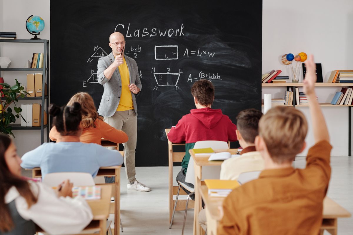 Profesor particular dando clase