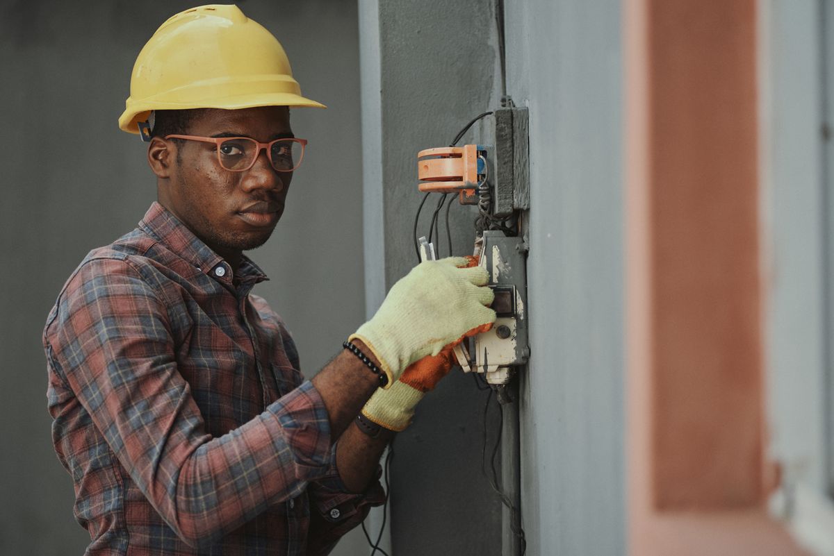 Electricista matriculado trabajando en tablero eléctrico